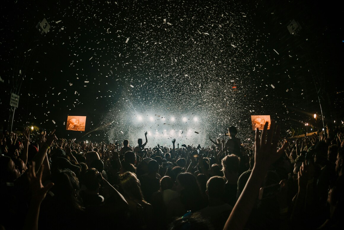 Reading the Crowd